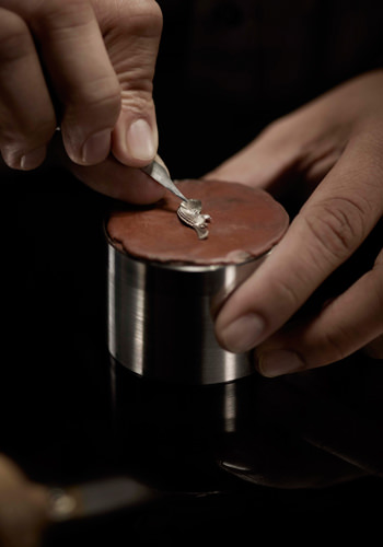 Proceso de grabado en los ateliers de Jaquet Droz
