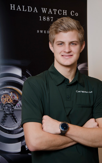 El piloto de F-1 Driver Marcus Ericsson llevando su reloj Halda