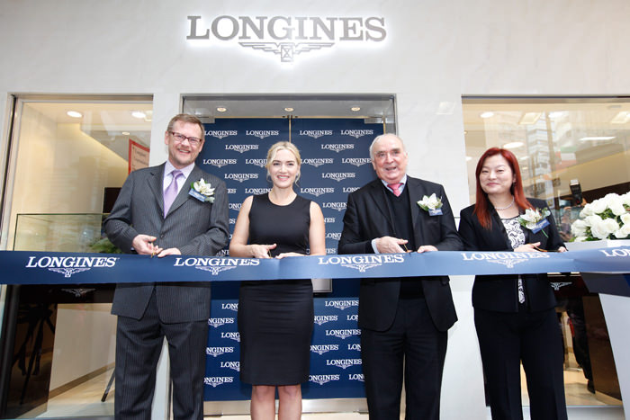 Ms. Kate Winslet inaugurando la Longines Flagship Store en Lockhart Road. Kate Winslet corta la cinta con Mr. Kevin Rollenhagen, Gerente del Swatch Group Hong Kong, Mr. Walter von Känel, Presidente de Longines, y Ms. Karen Au Yeung, Vice Presidenta de Longines Hong Kong (de izquierda a derecha).