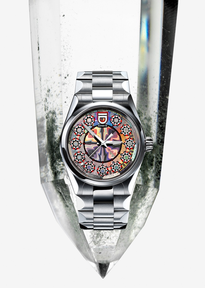 Los relojes de la nueva colección Elements de ID Genève están fabricados en acero 100 % reciclado a partir de restos de acero recogidos localmente por empresas de relojería y otros sectores. Cuatro modelos corresponden a los cuatro elementos: Fuego, Agua, Aire y Tierra. Un quinto modelo, una edición limitada de 50 ejemplares (mostrado aquí), representa un quinto elemento.