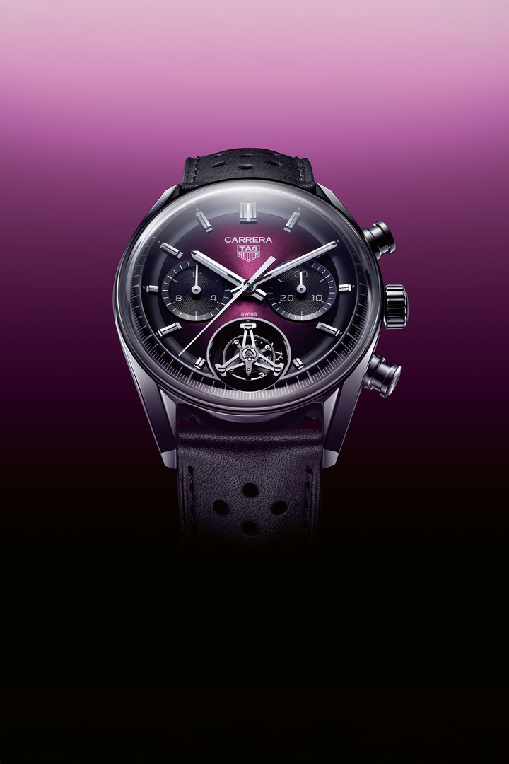 El cristal de zafiro abovedado con caja de cristal característico de este TAG Heuer Carrera Chronograph Tourbillon, con una esfera fumé que va del negro al morado. Disponible en una edición limitada de 200 ejemplares, está impulsado por el movimiento tourbillon Heuer 02 (TH20-09) de TAG Heuer, que ofrece una reserva de marcha de 65 horas.