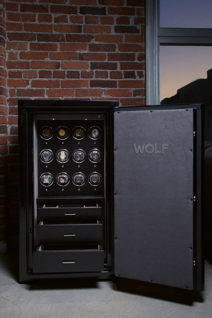 Disponible con un acabado exterior de ónix y verde brillante, certificado por UL y probado de forma independiente con los más altos estándares. ¿Por qué comprometerse? Elija Atlas de WOLF, la elección inteligente para proteger y cuidar sus relojes, joyas y objetos de valor.
