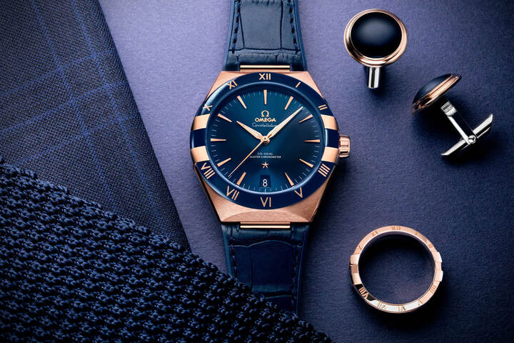 Constellation Co-Axial Master Chronometer 41 mm con esfera azul. Acero - Oro Sedna™ en correa de piel.