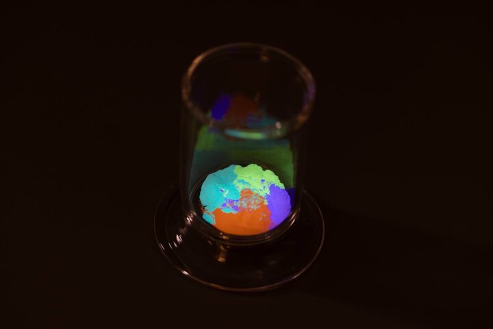 Una mezcla de diferentes colores de emisión Swiss Super LumiNova®. La paleta cromática de Swiss Super LumiNova® se amplía constantemente. Un gramo es suficiente para pintar entre 100 y 300 esferas. ©RC Tritec