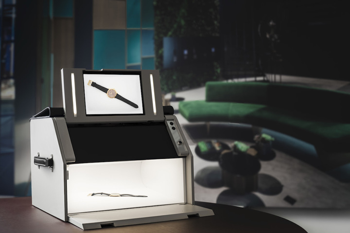 La solución viene equipada con una cúpula de iluminación para proporcionar una iluminación de alta calidad y un sistema de cámara para capturar imágenes estáticas o en movimiento de un reloj en manipulación.