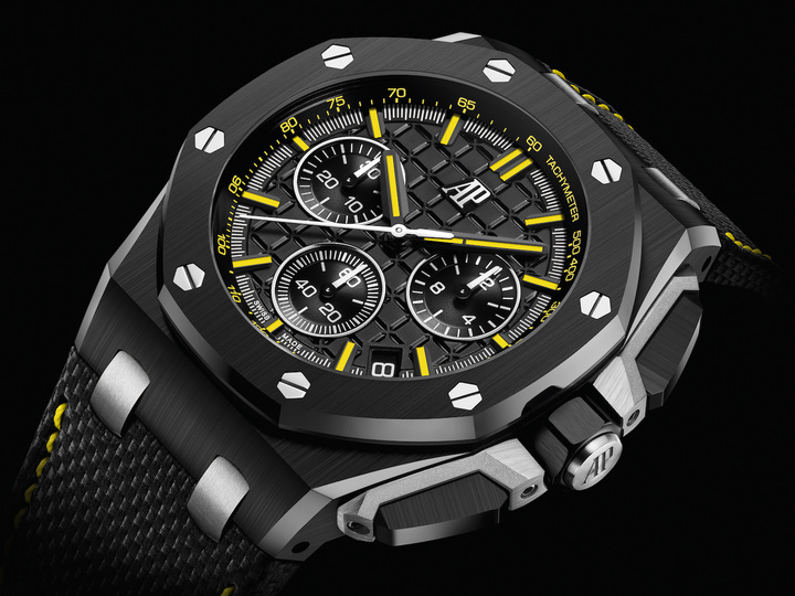 La nueva referencia. 26420CE rinde homenaje al innovador modelo End of Days con detalles en amarillo sobre negro y una correa textil. Pero el nuevo modelo cuenta con el Cal interno. 4401 con dial balanceado de tres registros y función flyback.