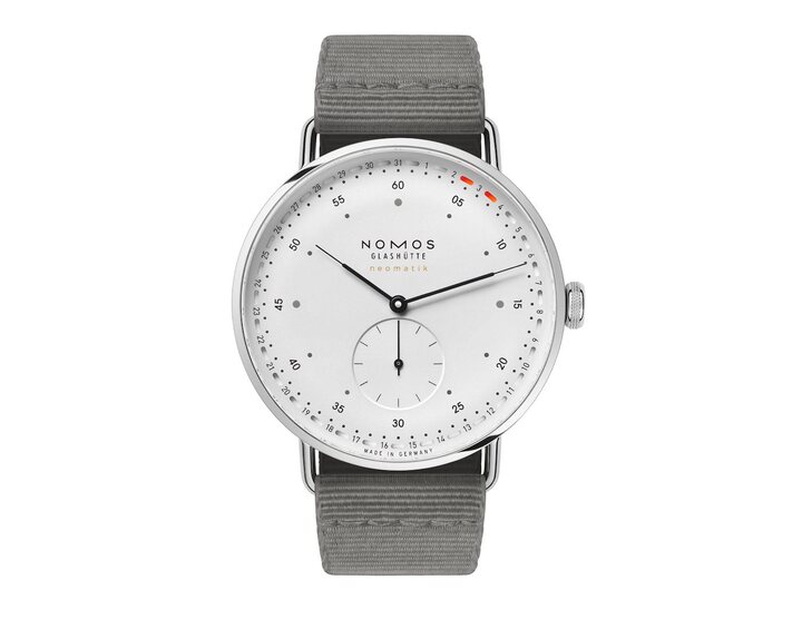 El Metro se introdujo en 2014 con cuerda manual. En 2016, se lanzó el innovador calibre neomatik (DUW 3001). Ya está aquí el Metro neomatik 41 Update: el reloj con el calibre automático ultradelgado NOMOS y el anillo de fecha, con un diámetro de 41 mm.