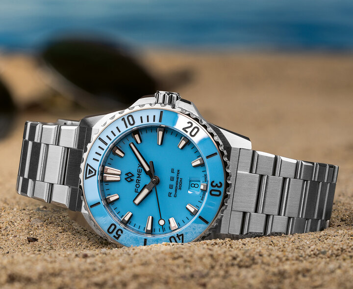 Con sus biseles y correas intercambiables sin herramientas, el Formex Reef se destaca como uno de los relojes de buceo mecánicos más versátiles del mercado. La caja de acero inoxidable de 39,5 mm, meticulosamente acabada a mano, alberga un movimiento automático Sellita SW300-1 con certificación oficial y calidad de cronómetro, que ofrece 56 horas de reserva de marcha.