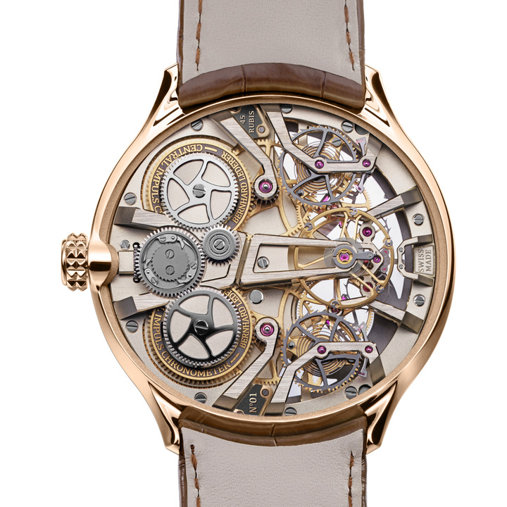 El Central Impulse Chronometer viene en una discreta caja redonda de 44 mm en oro rosa con un bisel liso. La vasta esfera minimalista está dividida por una gran esfera de segundos pequeños en forma de caracol a las 8 en punto. Una segunda versión, en oro blanco con una esfera negra cepillada en patrón de rayos de sol, tiene varias aberturas que revelan el movimiento y ofrecen una vista profunda del final del tren de ruedas, los remontoires y el escape, que son las características distintivas del Central Impulse Chronometer. 