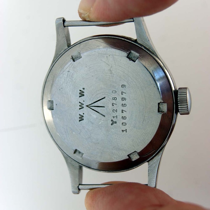 Omega Dirty Dozen de 1944 con las W.W.W. grabadas en el reverso de la caja 