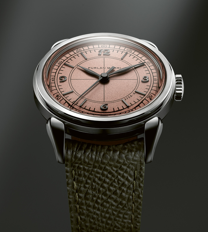 El modelo 2154-A, denominado “Salmon Sector”, presenta una esfera con una textura finamente estampada realzada por marcadores de hora aplicados en relieve con un revestimiento de PVD “bronce negro”. El modelo 2161-A, conocido como “White Sector”, también tiene una esfera con marcadores de hora aplicados en relieve, combinados con agujas de acero azulado. La esfera del modelo 2145-A, titulada “Grey Sector”, ofrece una esfera con doble impresión.