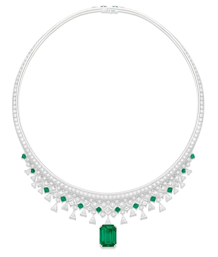 Precioso collar de adorno. La esmeralda sin aceite de Zambia de 9,21 quilates, talla esmeralda, fue tallada por Piaget de una piedra de 16 quilates con múltiples inclusiones.