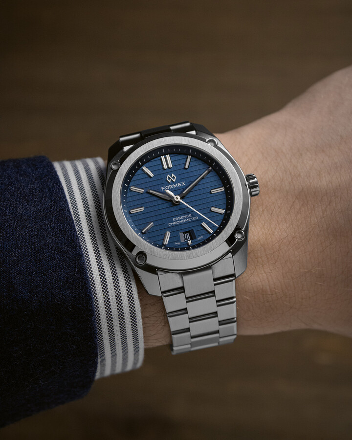 Essence 39 mm Automatic COSC, el modelo más vendido de Formex, viene en una caja de acero inoxidable acabada a mano con características que mejoran notablemente la comodidad de la muñeca. El distintivo sistema de suspensión de caja de la marca se ajusta a los movimientos del usuario, mientras que el cierre desplegable, equipado con un sistema de ajuste fino patentado, permite ajustes graduales de la correa para un ajuste perfecto durante todo el día.