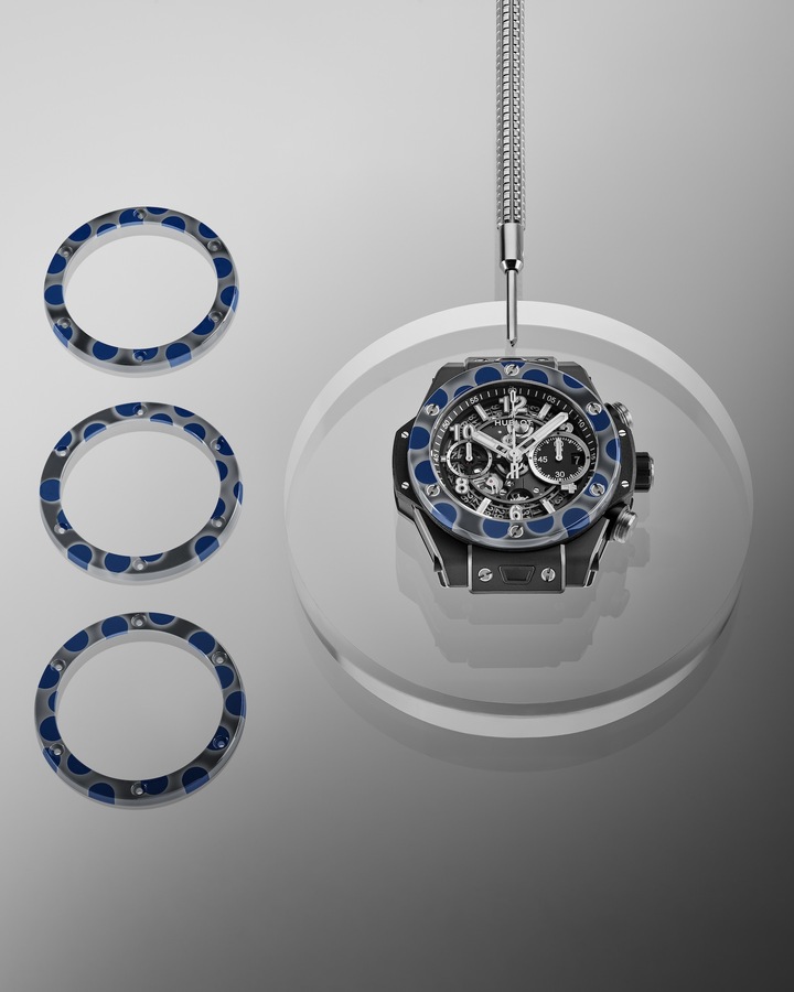 Este año, Hublot presentó una innovación que tardó varios años en desarrollarse: el reloj de cerámica multicolor bautizado como «Magic Ceramic». El bisel de cerámica gris oscuro del Big Bang Unico Magic Ceramic está cubierto de círculos de un azul intenso dispuestos en un patrón orgánico y aparentemente aleatorio.