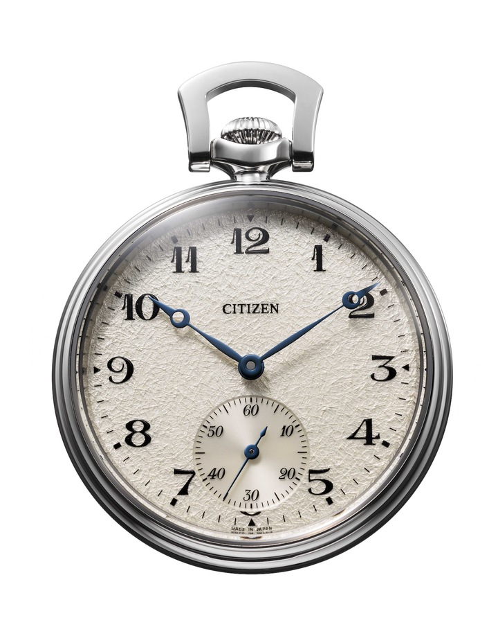 En el corazón del reloj se encuentra un volante de libre movimiento que ofrece una gran precisión anual de -3 a +5 segundos. El diseño del movimiento incorpora numerosas curvas suaves. Los puentes tienen bordes tallados con diamantes y el movimiento está decorado con un acabado ondulado Côtes de Genève. El avanzado movimiento está contenido dentro de una caja ligera de aleación de titanio.