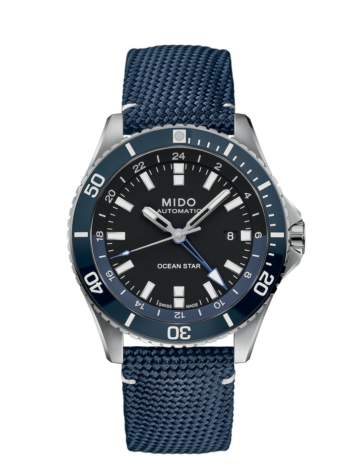 Una nueva versión del Ocean Star presenta una función GMT. Las zonas horarias están grabadas en la parte posterior de este reloj, equipado con el Calibre 80, con una reserva de marcha de hasta 80 horas.