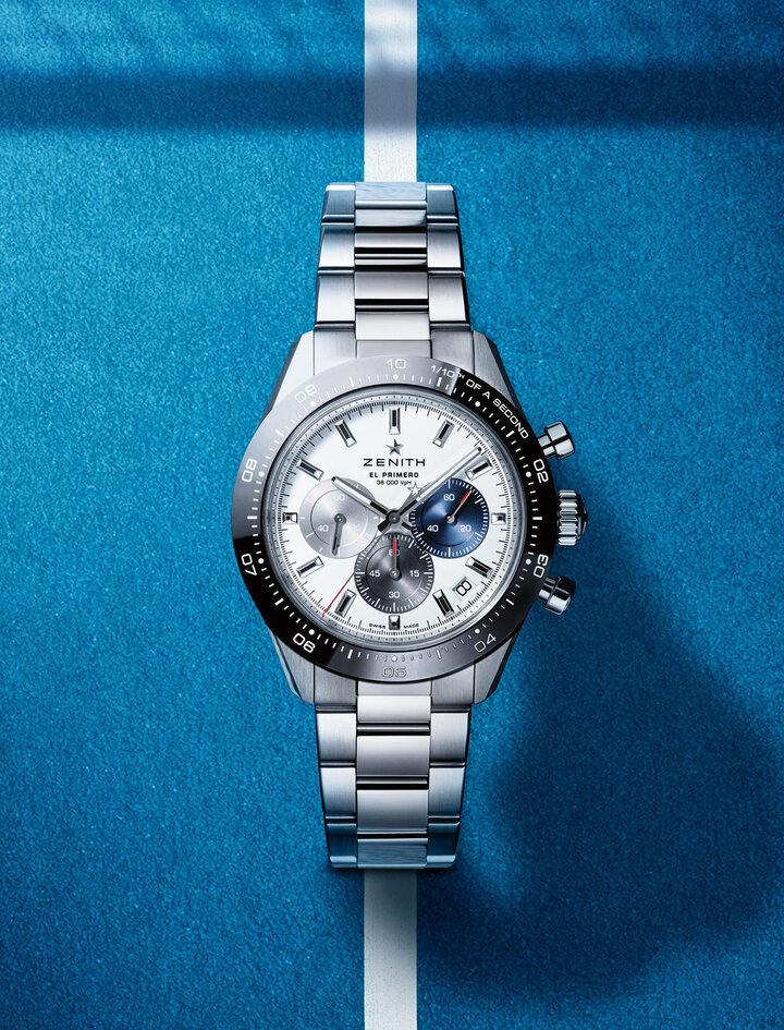 En una elegante y robusta caja de acero de 41 mm con pulsadores tipo bomba, el bisel de cerámica negra pulida distingue al nuevo Chronomaster Sport de sus predecesores. El audaz contraste de la escala de 1/10 de segundo alrededor de la periferia de la esfera ofrece una legibilidad excepcional.