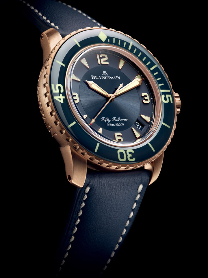 El Fifty Fathoms en cerámica y oro rosa está equipado con el movimiento automático 1315, con masa oscilante de oro rosa y correa de cuero azul.